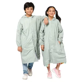 THE CLOWNFISH Cloud Chaser Series Kids Raincoat Waterproof Polyester Double Coating Reversible Longcoat with Hood and Reflector Logo at Back. Printed Plastic Pouch. Kid Age-7-8 years (Pista Green)